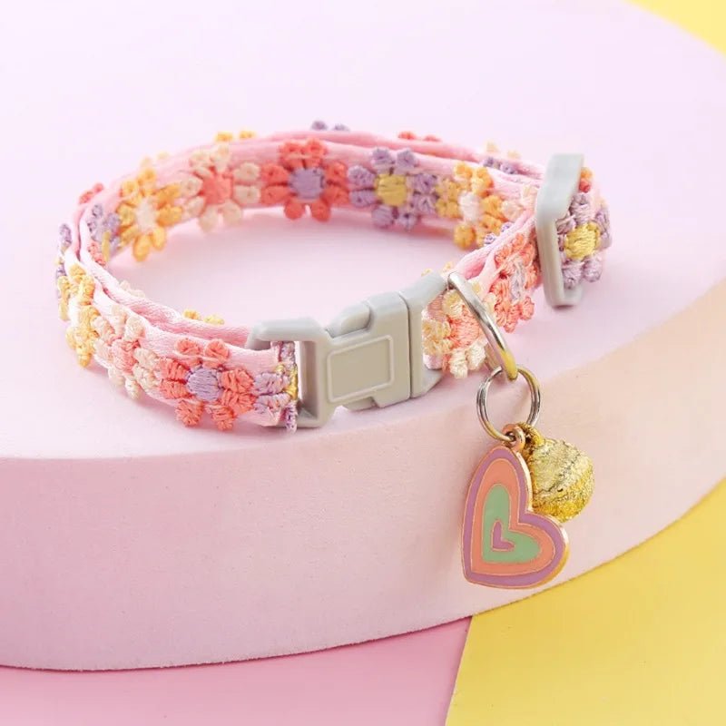 Collier élégant pour chats avec fleurs et dentelle - L Univers Des Felins