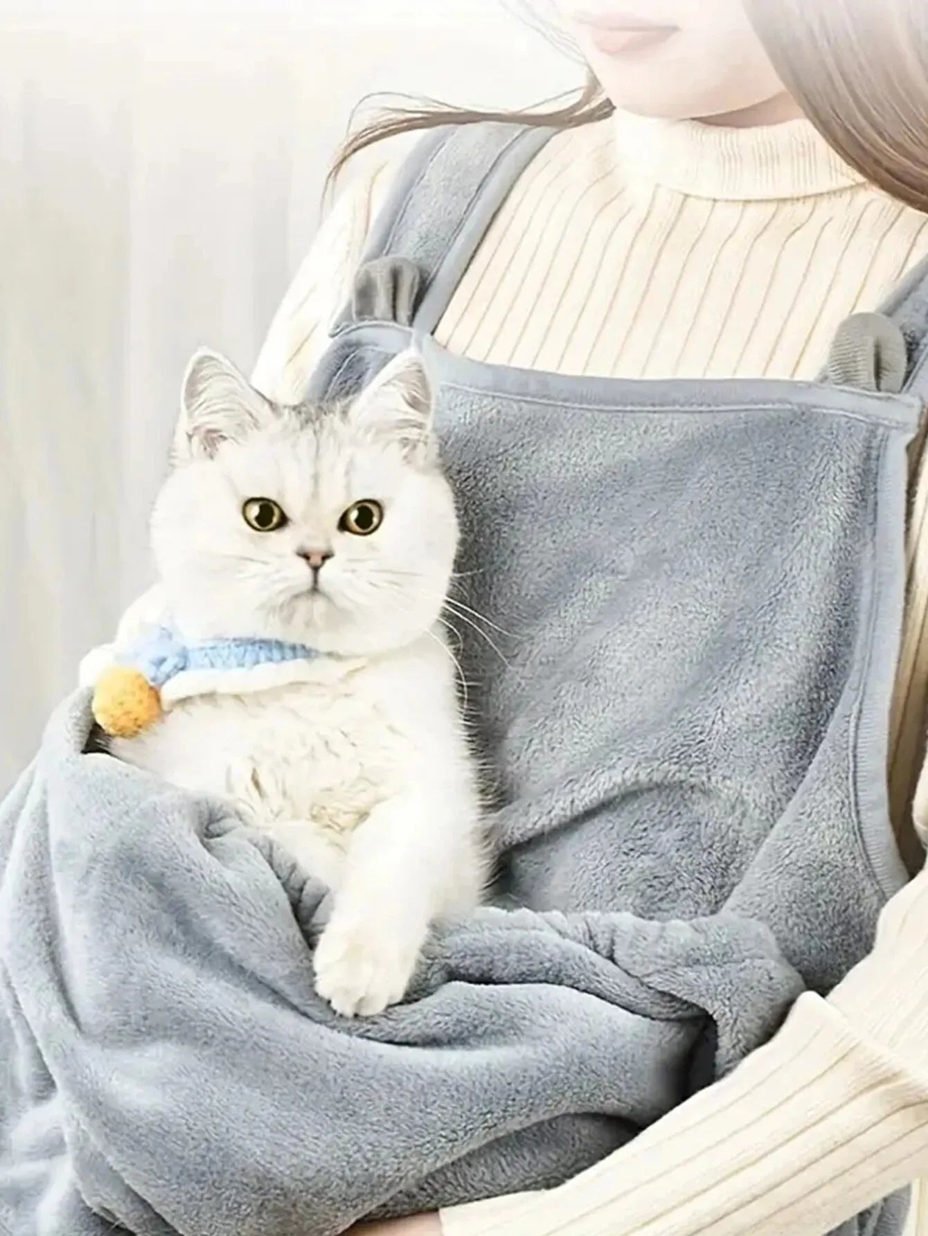 Sac de transport ventral chaud et confortable pour chats et petits chiens, idéal pour les sorties hivernales en extérieur. - L Univers Des Felins