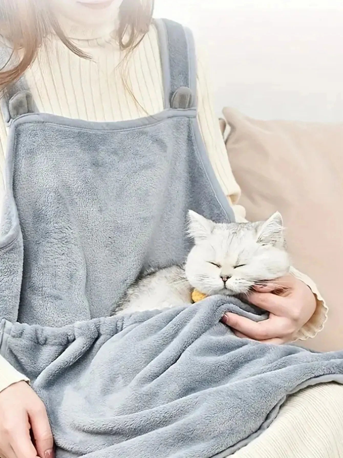 Sac de transport ventral chaud et confortable pour chats et petits chiens, idéal pour les sorties hivernales en extérieur. - L Univers Des Felins